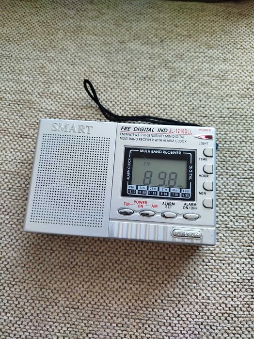 Radio AM/FM, Smart cu ceas si alarma, cu 2 baterii AA