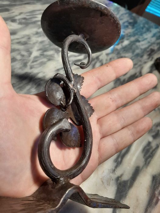 Продавам свещник от ковано желязо