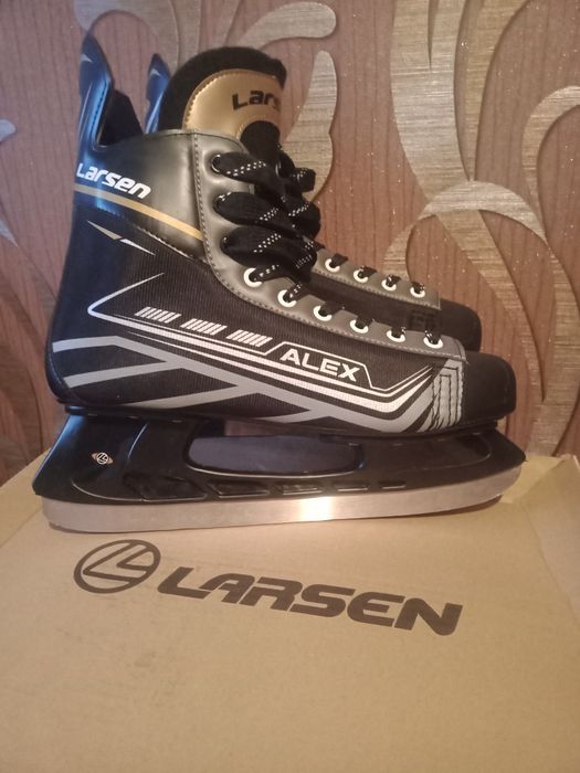 Продам коньки новые