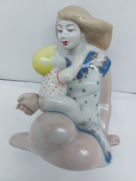 Статуэтка  фарфор СССР  материнство