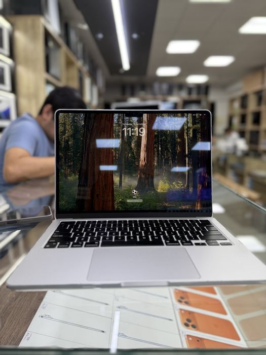 MacBook Air 13 inch M2 8gb/256 SSD B/U