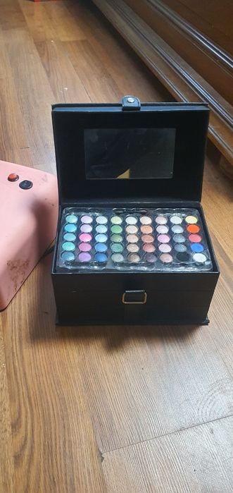 Vând aparat pt.unghii și farduri