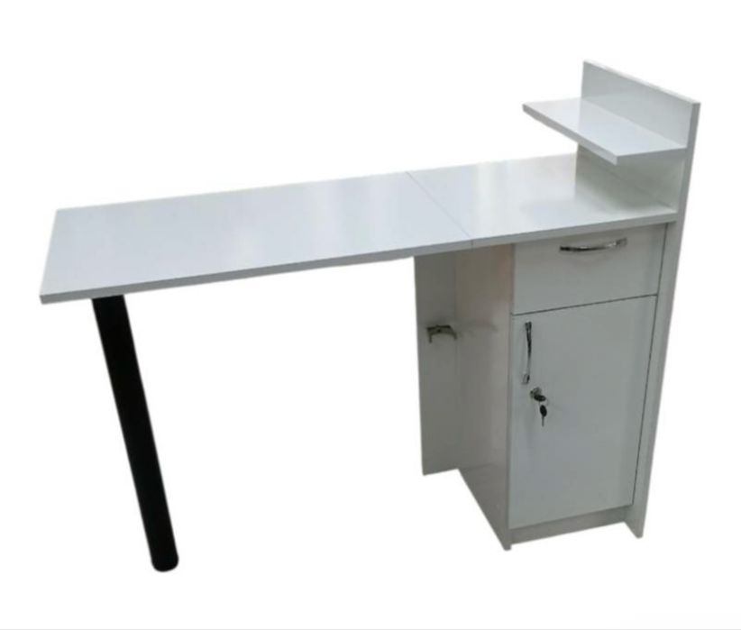 Маникюрный стол