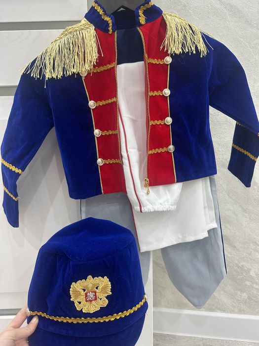 Продается новодний костюм гусарь размер 104-110 на 3-4 года