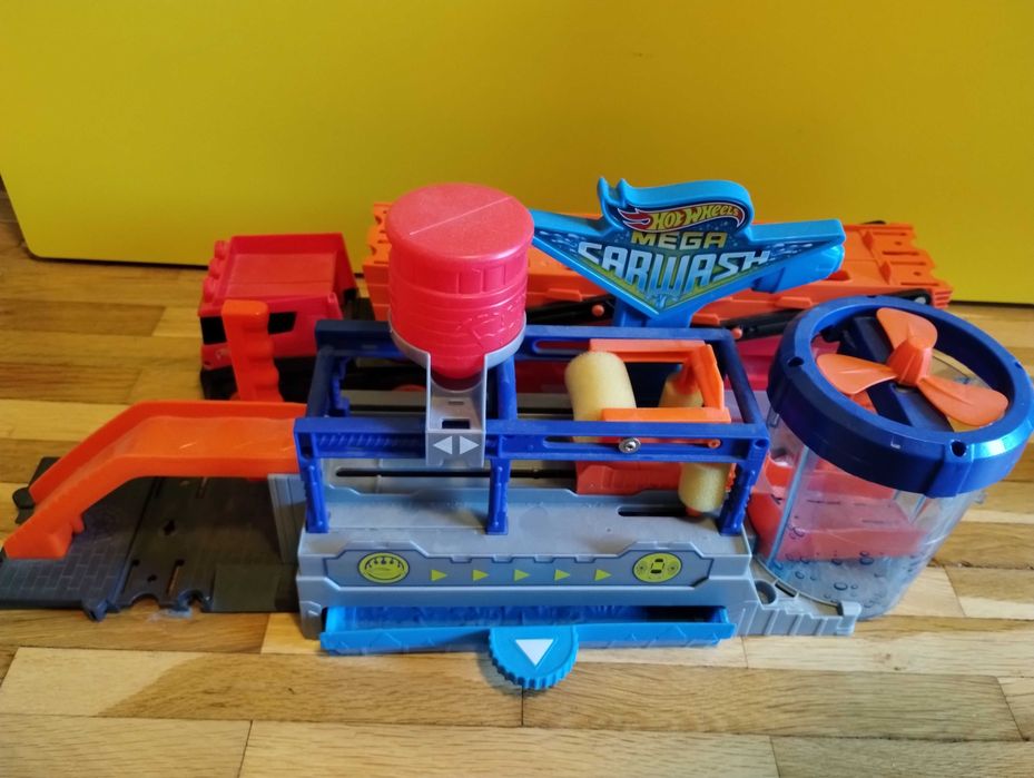 Hot wheels писти , автомивка , камион паркинг.