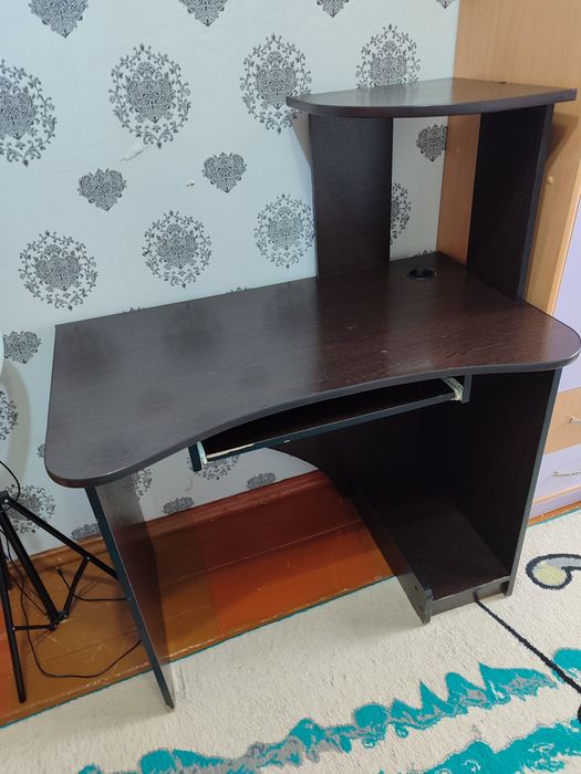 Отдам компьютерный стол- парта,за фрукты.