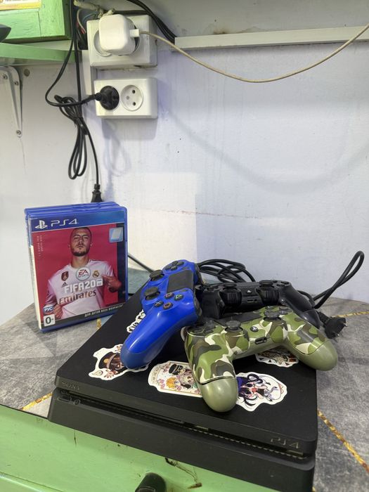 Playstation 4 хорошего состояния 3контроллера и 4 игры