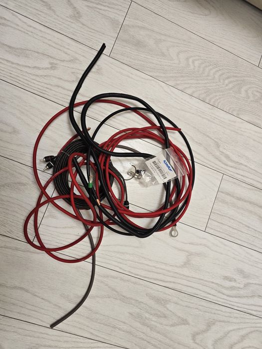 Cand kit cabluri pentru instalare subwoofer.
