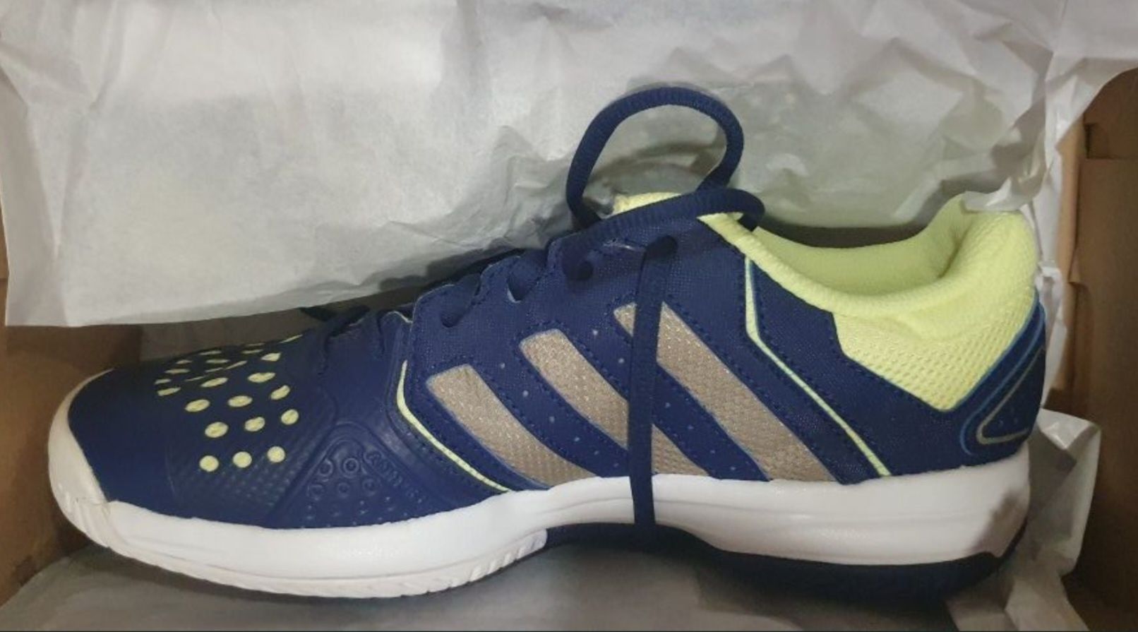 Чисто нови маратонки за тенис Adidas