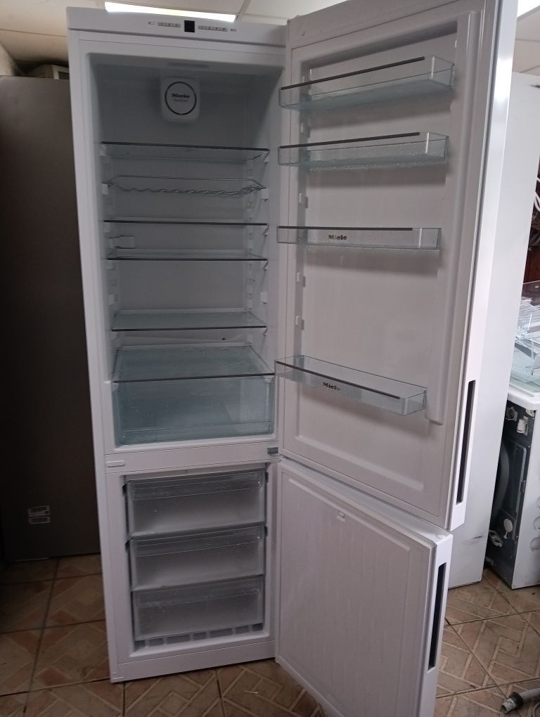 Като нов  комбиниран хладилник с фризер Миеле Miele с 2 год. ГАРАНЦИЯ!