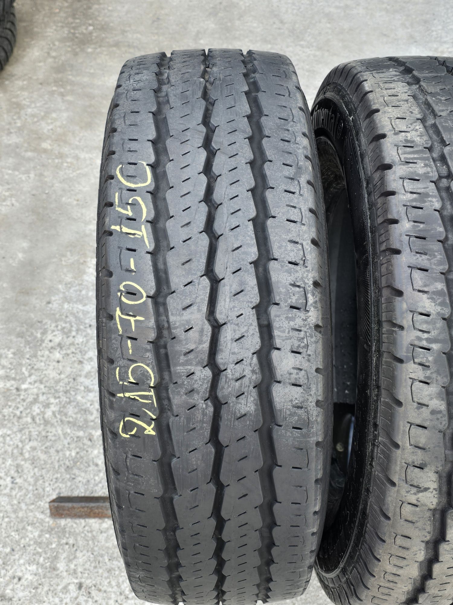 2 Броя Бусови Гуми 215/70/15C Continental 7,5mm