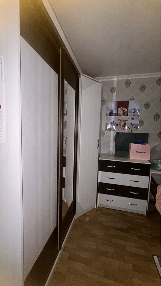 Продается купе шкаф два письменных стола и две кровати 1спалки