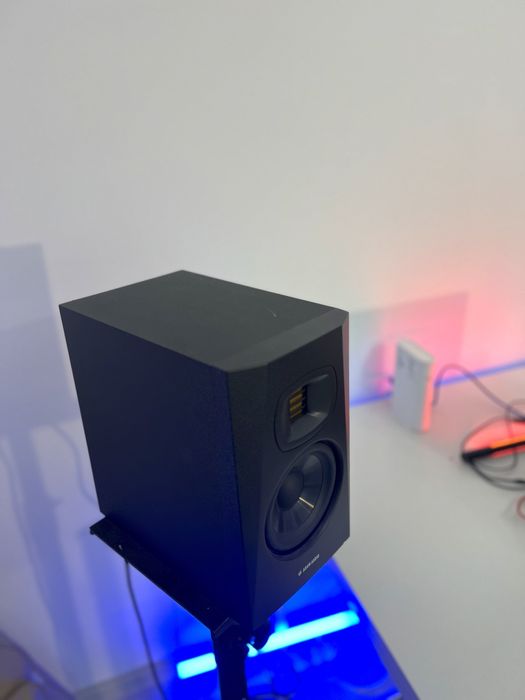 Boxe/Montioare Studio Adam T5V