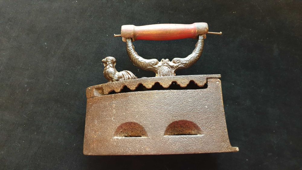 Fier de calcat cu carbuni