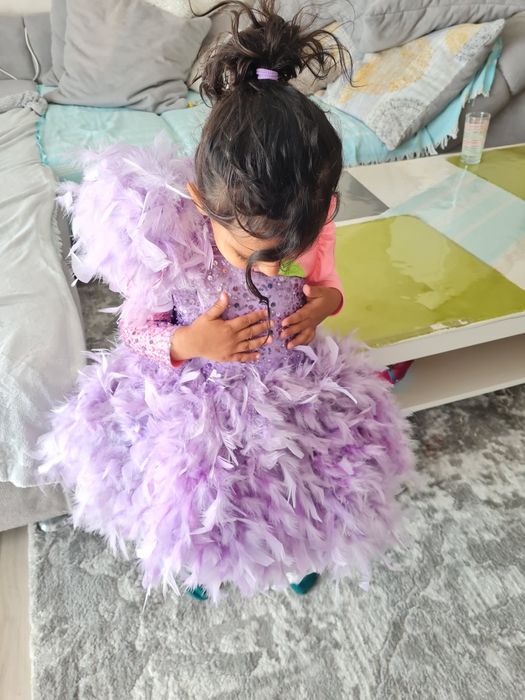 Рокля лилава с естествени пера