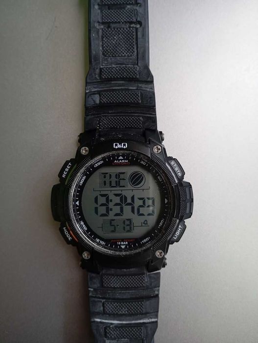 Продавам мъжки спортен часовник Q&Q