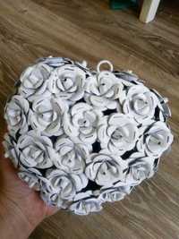 Декорация стомана сърце от рози