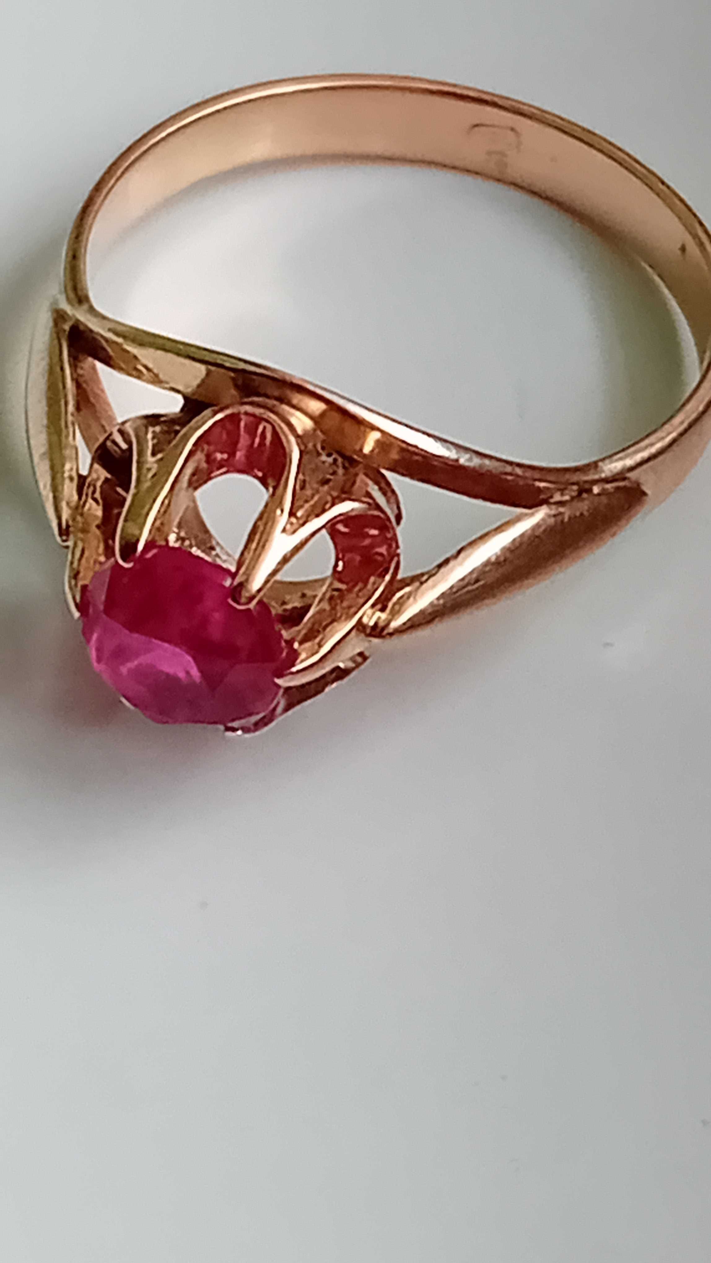 Антикварен руски златен пръстен с рубин