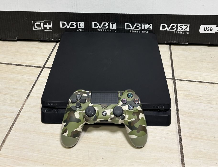 MDM vinde: Consola PS4 Slim, 1TB.
