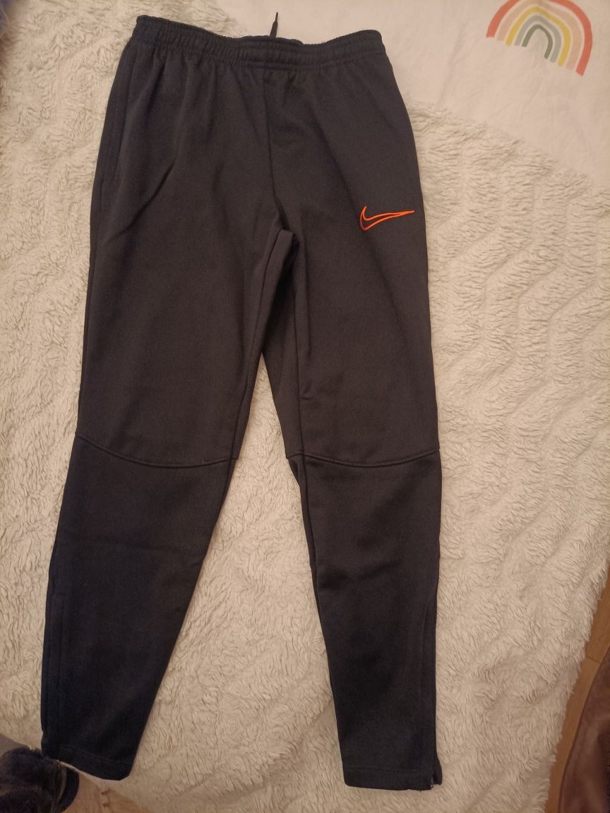 Pantaloni Nike copii 128-137cm s