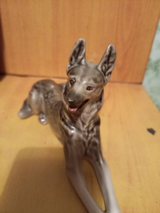 Продам фарфоровую статуэтку