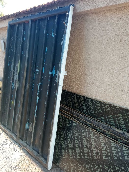 Дворна врата за складово помещение.