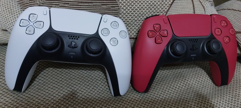Червен и бял конролер за PS5