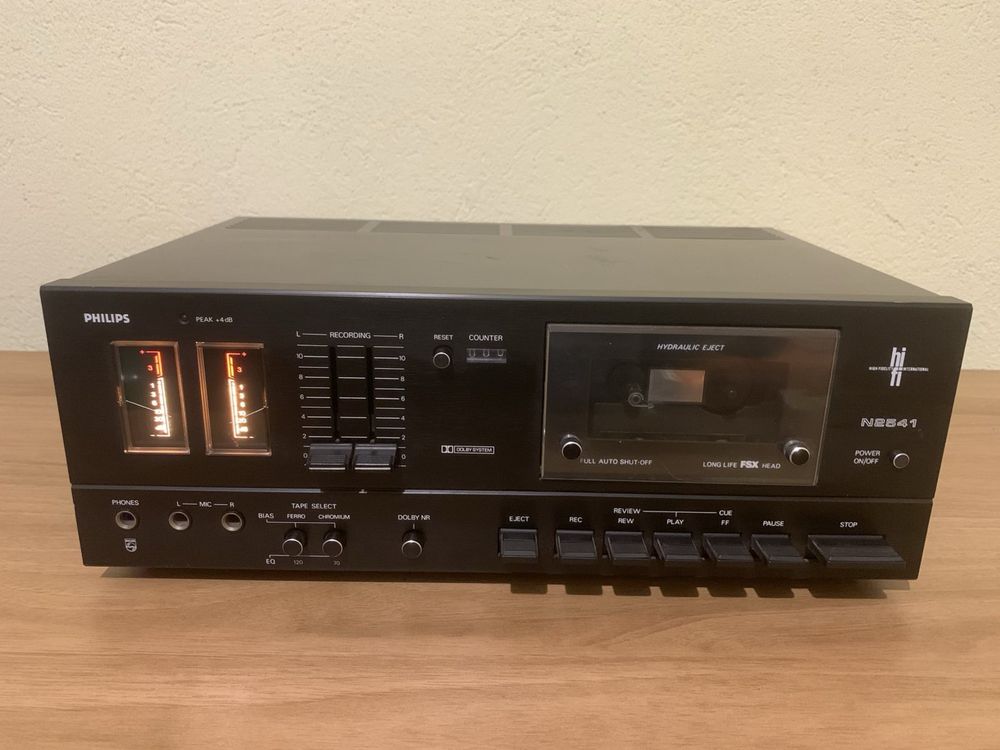 Продавам дек с “чистачки” Philips N2541