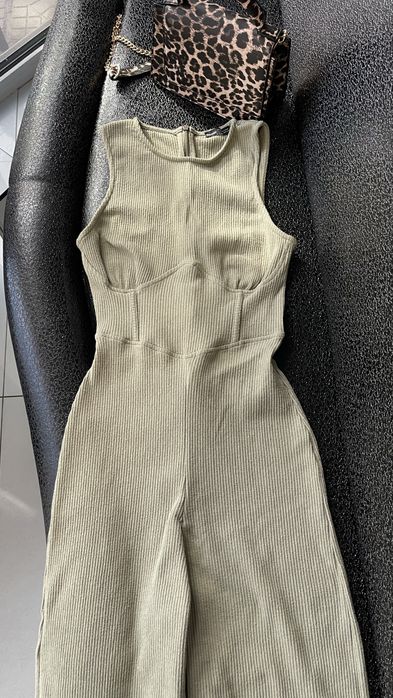 Уникален еластичен гащеризон на Bershka с ефектен широк крачол