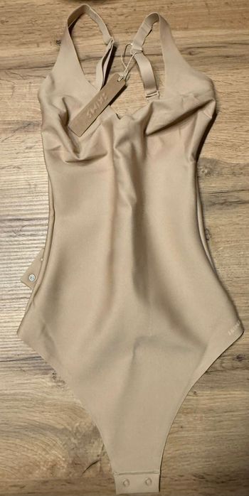 Оформящо боди Skims Body Core Sculpt Plunge Thong Bodysuit | Clay × 1