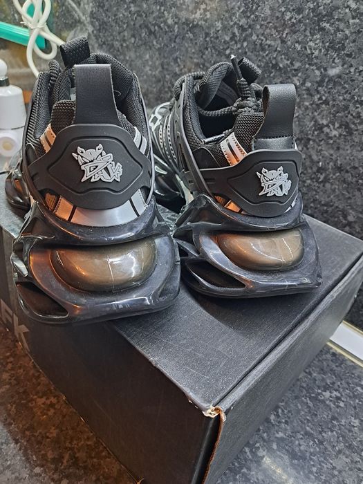 Продавам тези чисто нови мъжки маратонки закупени от Германия оригинал