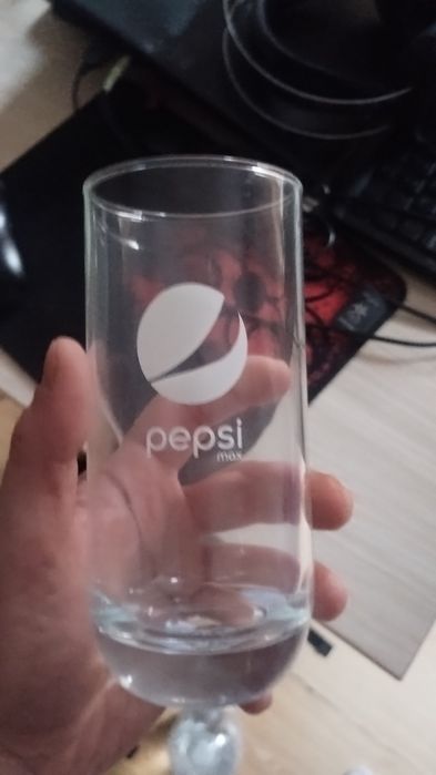 Vand seturi de pahare de la Pepsi