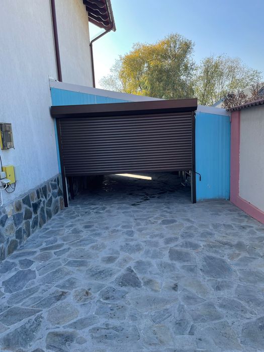 Usi de garaj și rulori din aluminiu .