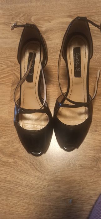 Pantofi din piele lăcuită