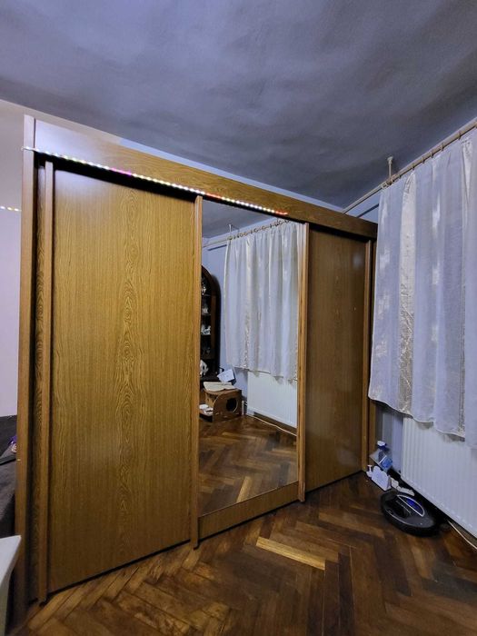Dulap masiv, 3 uși pe sină, cu oglindă, din Germania-1290 lei