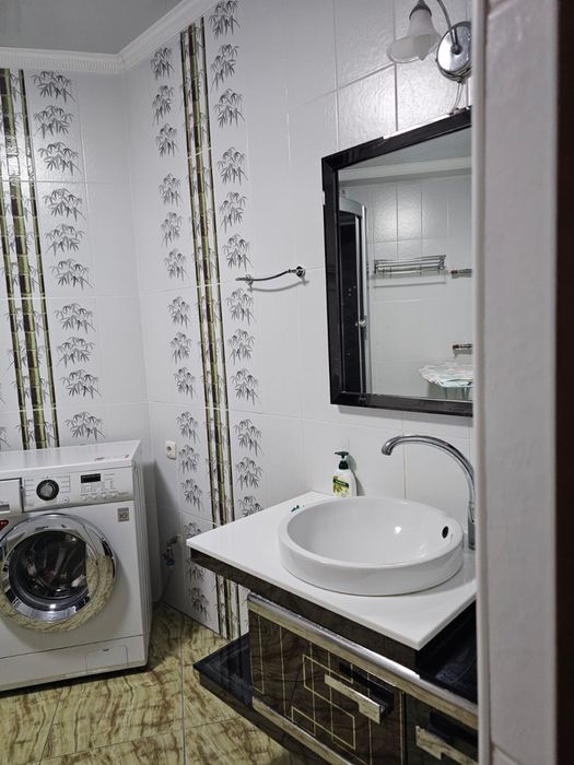 Продам раковину с тумбой и зеркалом