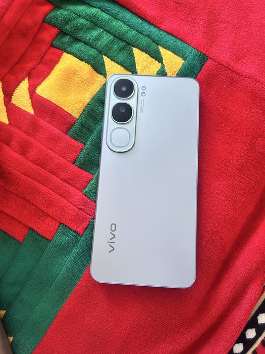 Vivo v40 Lite.