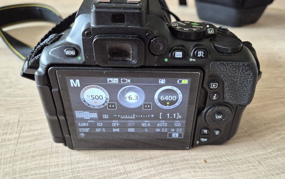 Nikon D5600 с два обектива