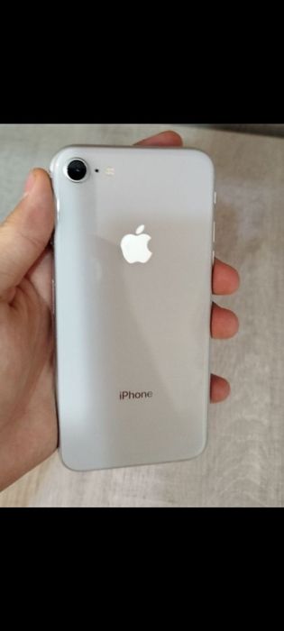 Iphone 8 sotiladi Rangi oq xotira 64g