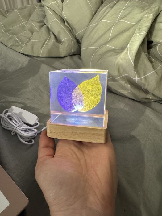 Lampa cub luminos cu suport din lemn decoratiune