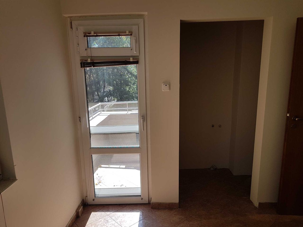 Дава се под наем Тристаен апартамент в София, Изток - 80 кв.м за 561 € - Снимка #3