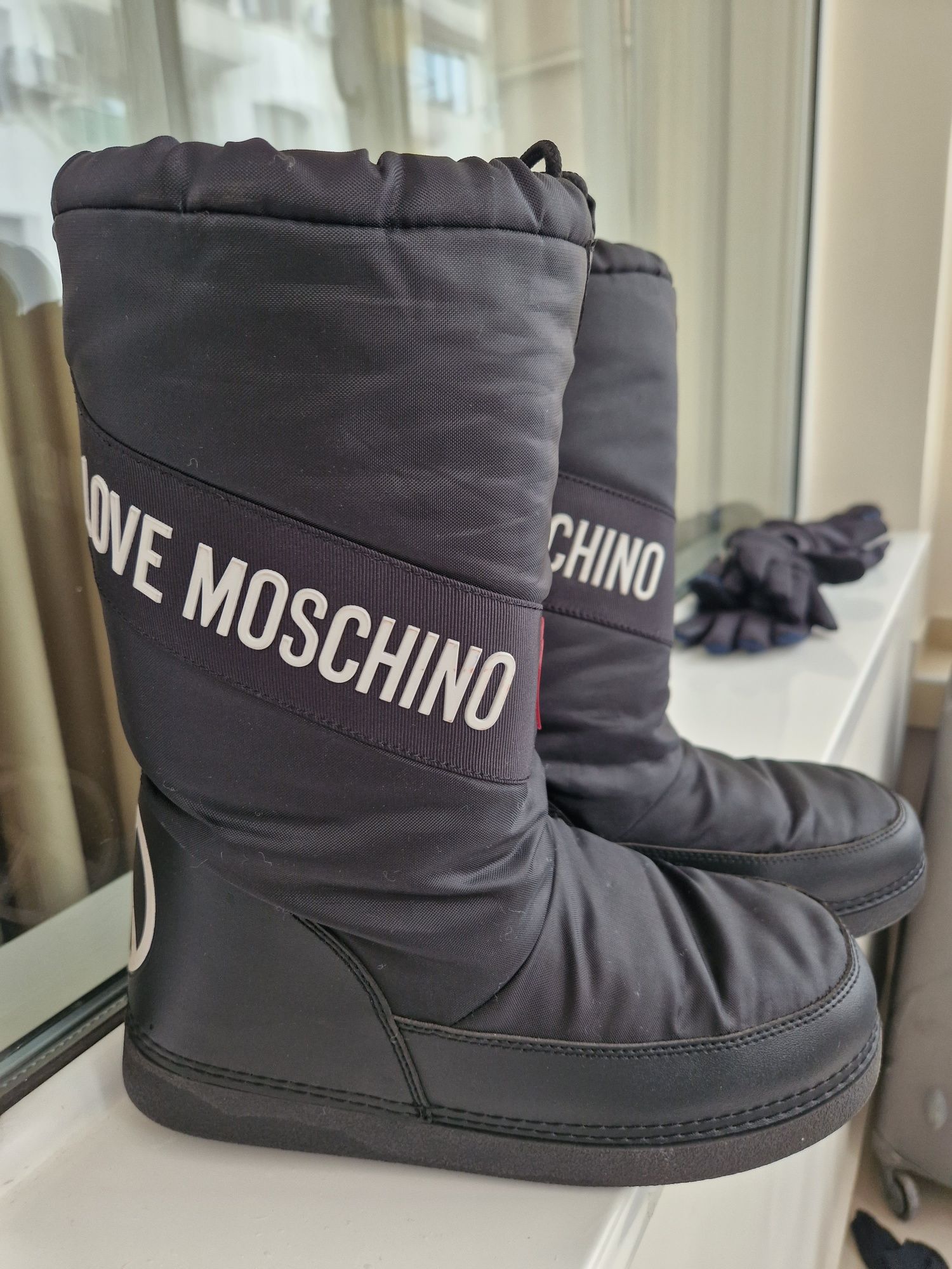 Нови апрески Love Moschino