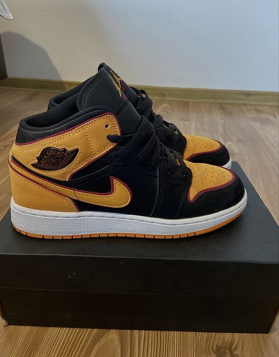 air jordan 1 mid se “Black vivid orange”