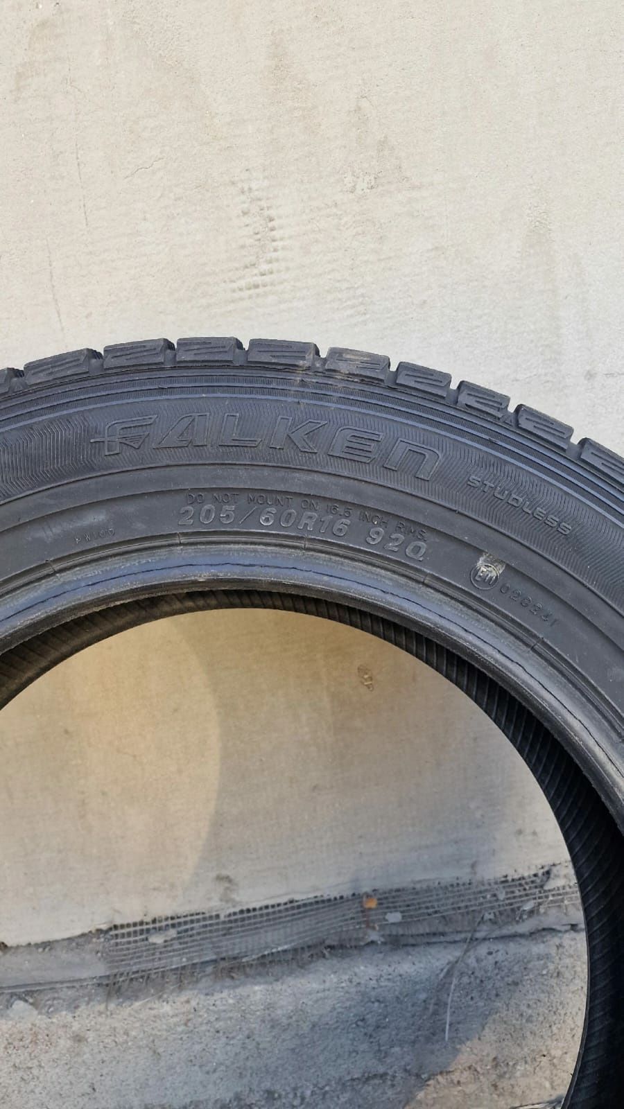 Продам зимнюю резину Falken espla размер 205/60R16