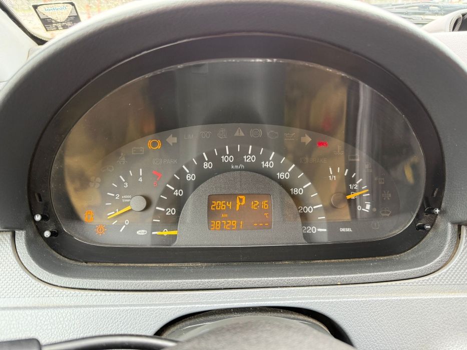 Vând Mercedes Vito 2.2 CDI Automat am 2005 
Dotări 
Gemuri Electrice