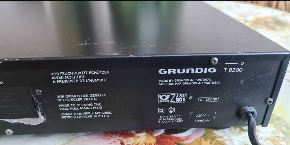 Grundig  T8200  Quartz  synthesizer AM FM  tuner