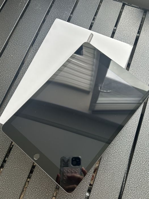 продам IPad 8th