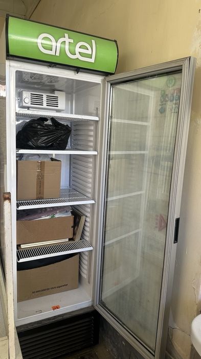 Продаются  витринные  холлдильники Artekl количество 2шт.