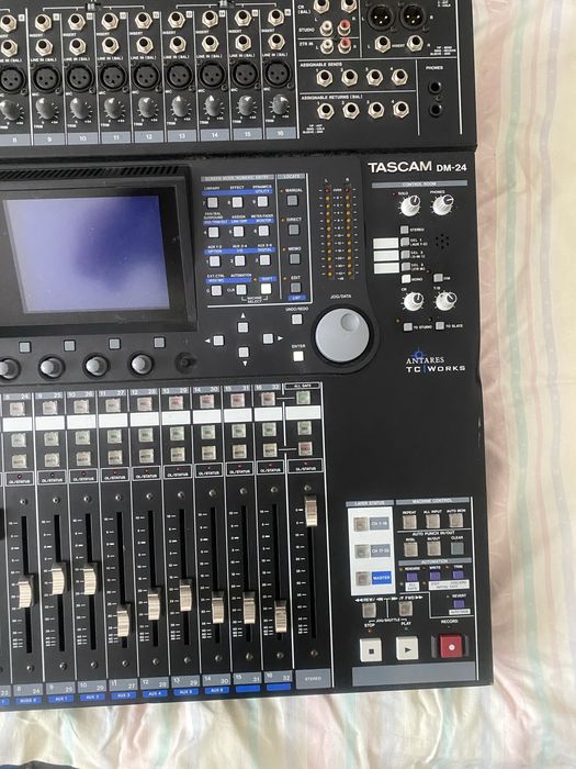 Studio Tascam DM 24 моторизирани феидъри