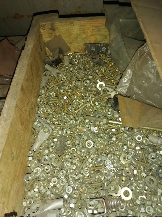 Vând șuruburi și piulițe zincate